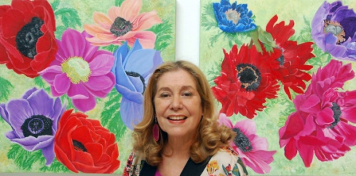 Cristina frente a su obra.